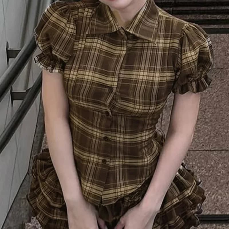 Top a maniche corte scozzesi marrone dolce Camicia con bottoni in camicetta carina stile giapponese Minigonna scozzese a strati con pantaloncini all'interno