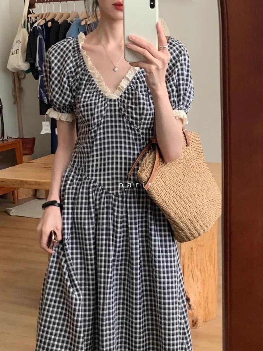 ROUJE KEFSS Abito lungo monospalla a quadri bianco e nero da donna, nuovo modello estivo 2024 con scollo a V e vita modellante
