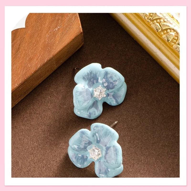 Orecchini a perno con fiore blu smaltato e diamanti, stile fata francese, lusso leggero ed eleganza, design di nicchia