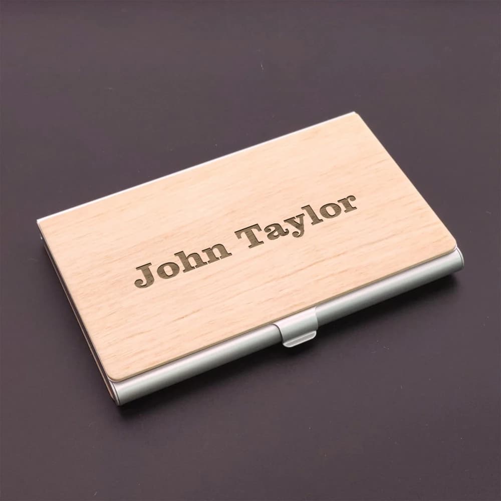 Portacarte in legno color noce scuro con testo personalizzato a tema cartone animato, ideale come regalo per amici.