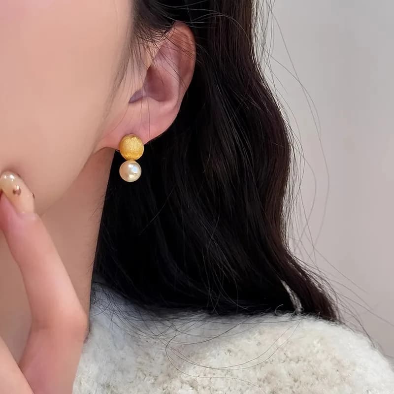 Orecchini di perle squisiti in stile francese estivo per donna, lusso leggero di fascia alta di nicchia, nuovi orecchini versatili e alla moda per il 2025
