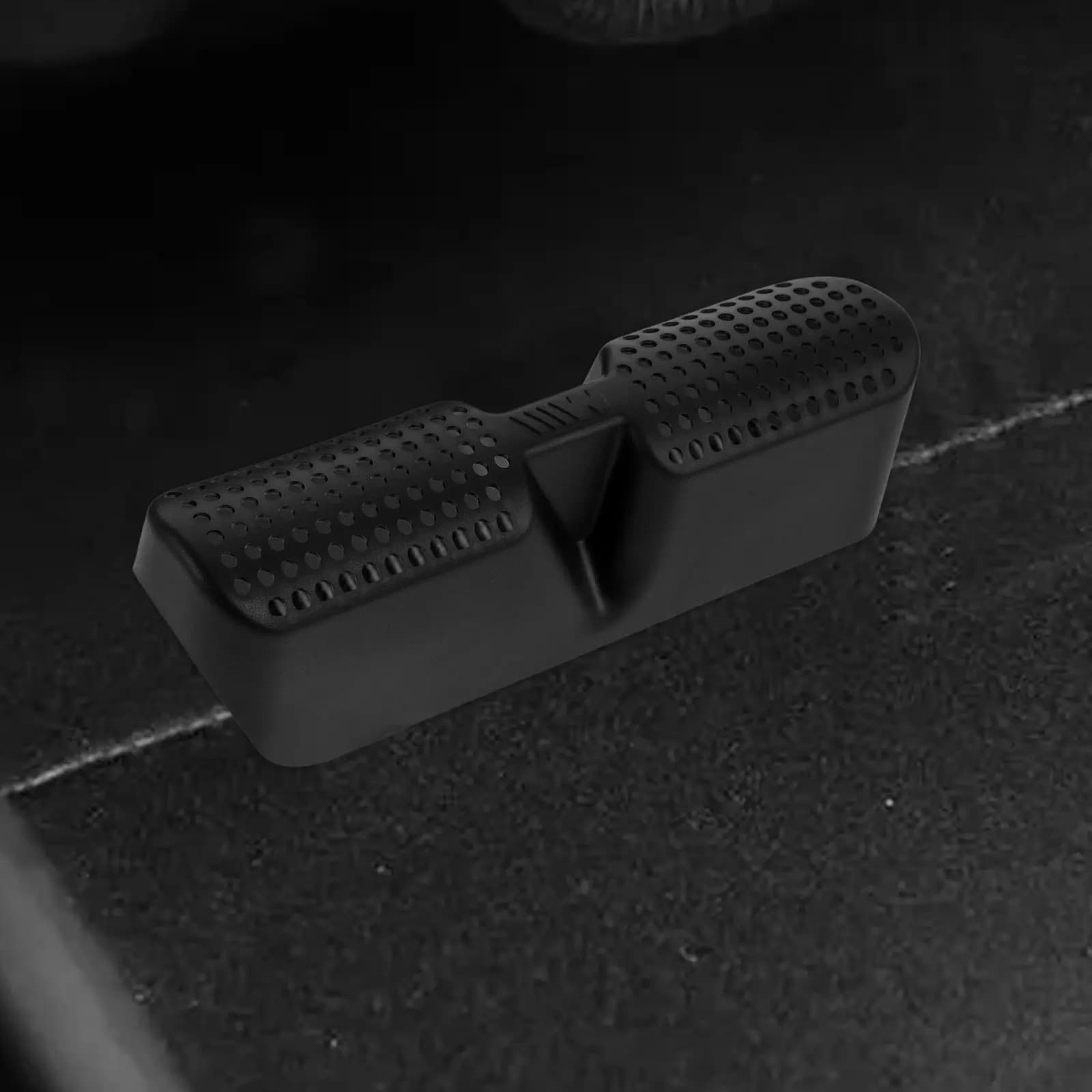 1 pair of protective covers for air intake under the car seat, against dirt, durable ABS material, simple installation, breathable design