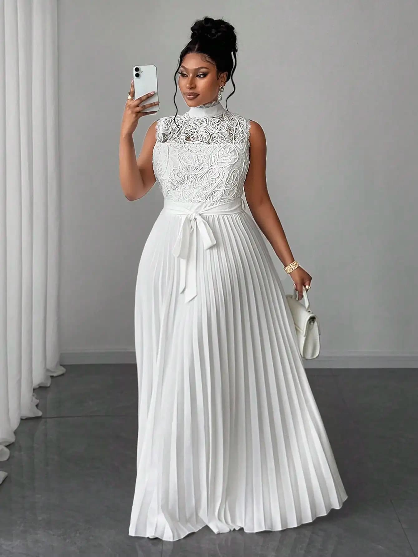 Elegante Abito Lungo Bianco Senza Maniche con Corpetto in Pizzo a Collo Alto, Pieghe e Laccio in Vita
