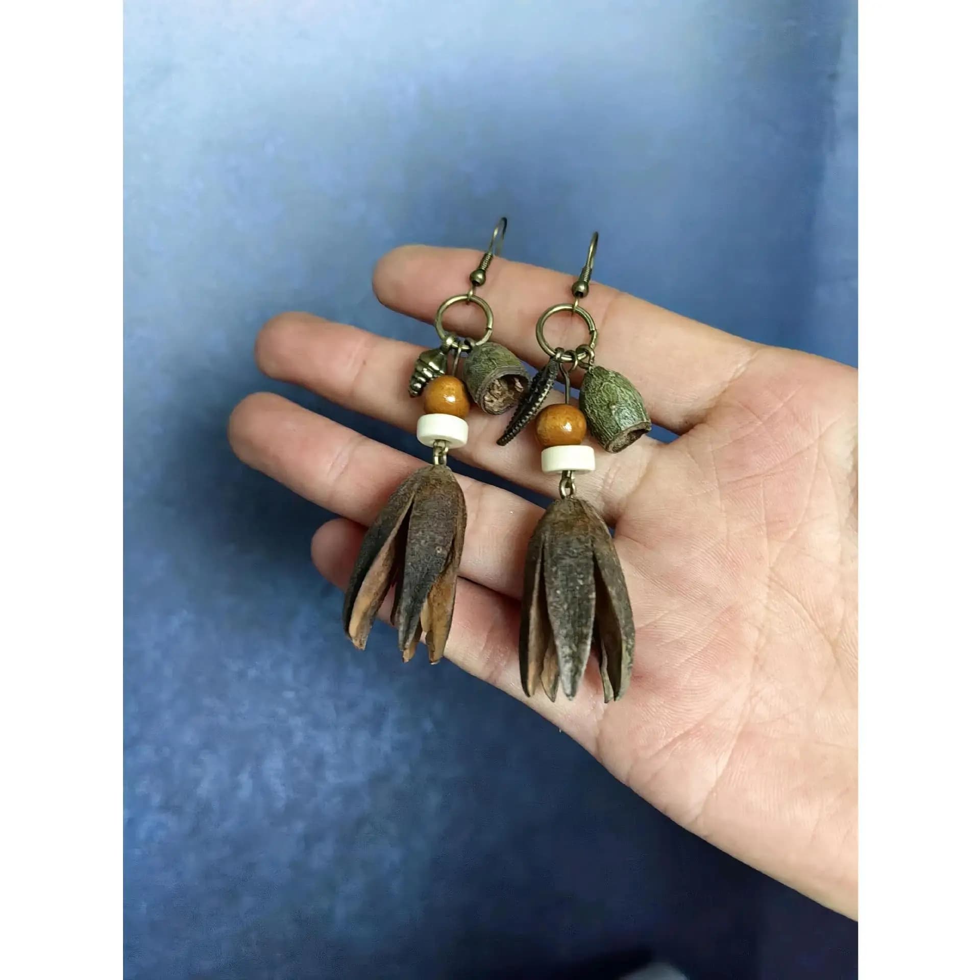 Orecchini in tessuto artistico originale: fiori di frutta secca, perline di legno, gioielli ispirati alla medicina, orecchini, regalo di compleanno perfetto