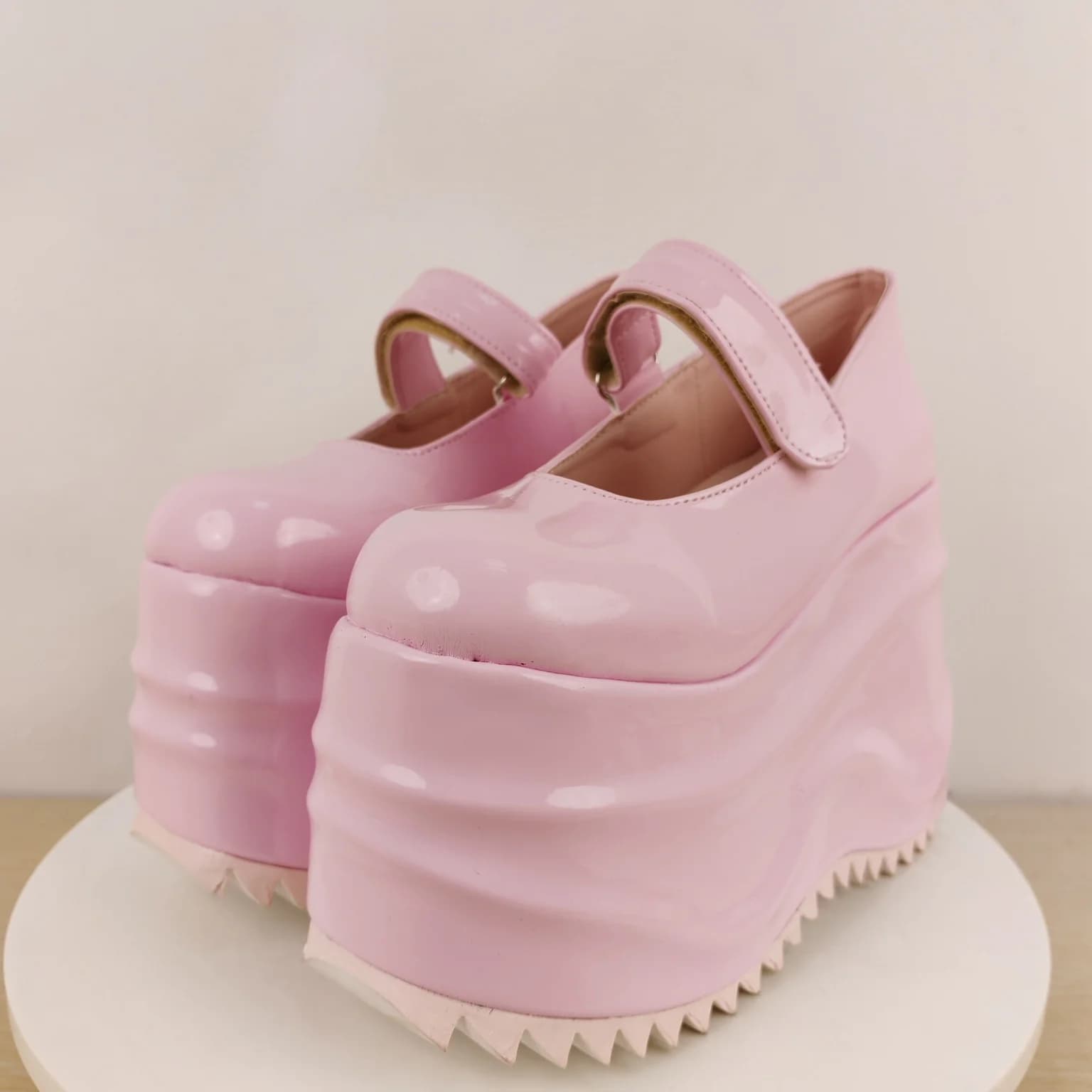 Sandali con plateau Mary Jane in pelle verniciata con punta tonda e cinturino, zeppa ondulata con tacco ultra alto e spesso, suola dentellata, scarpe da donna