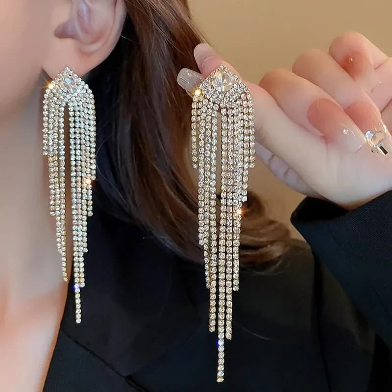 Orecchini pendenti lunghi con zirconi a punta di freccia, a goccia d'acqua, lucidi, esagerati, da donna, alla moda, gioielli di tendenza K