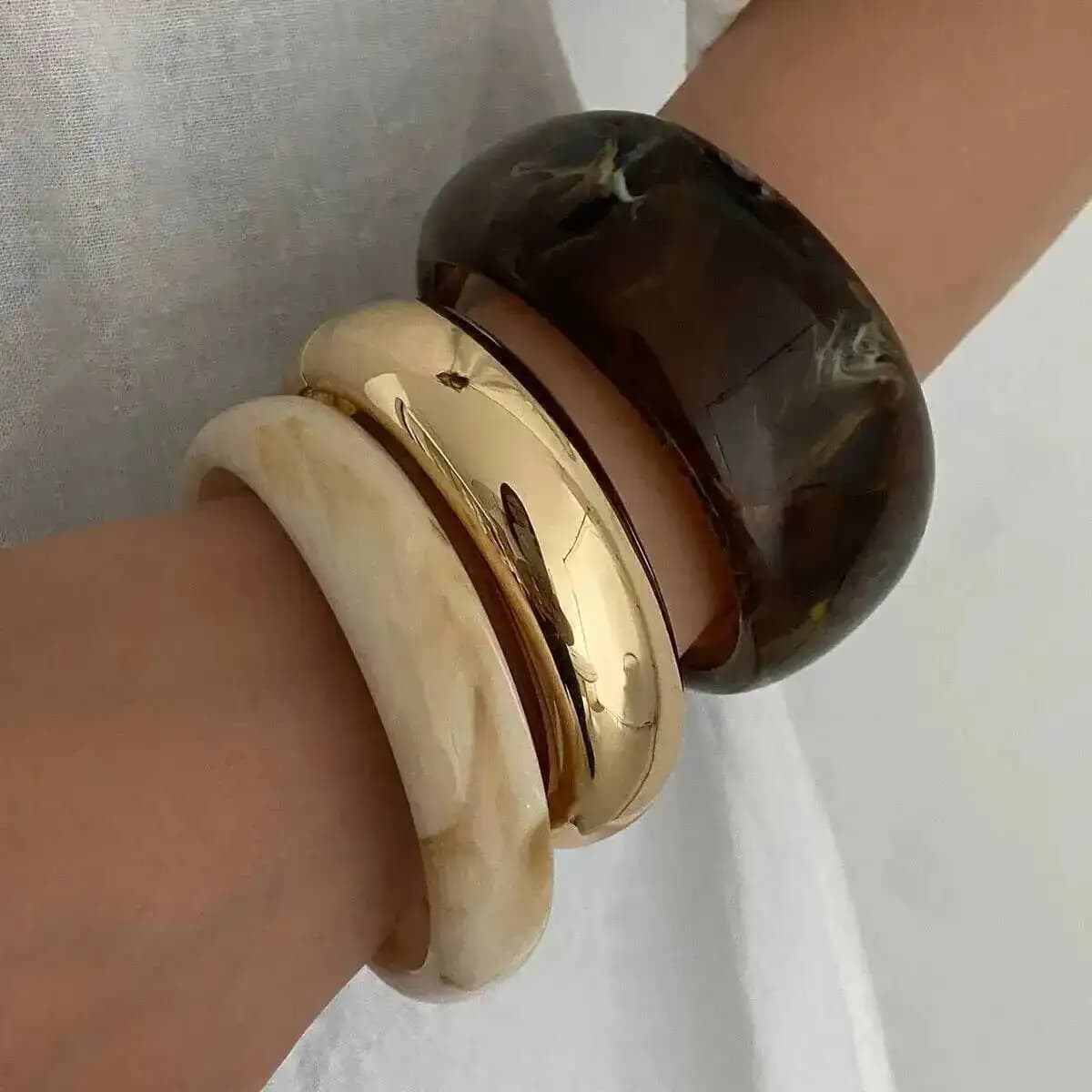 KunJoe Bracciale rigido largo in acrilico in resina spessa marrone punk per donna Bracciale rotondo grande in metallo minimalista Gioielli autunno/inverno
