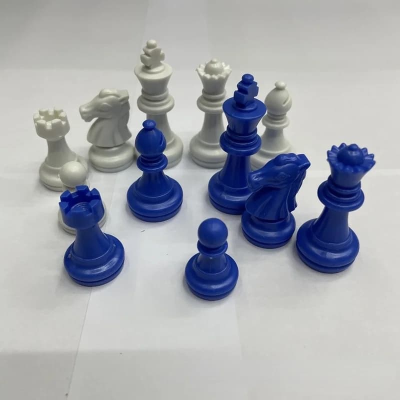 Un Set di pezzi di scacchi in materiale plastico PS blu e bianco King 49mm di altezza circa 85 grammi senza scacchiera