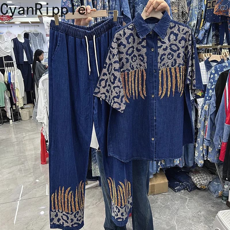 Set Due Pezzi Moda Primavera Estate per Donna: Cardigan in Denim con Diamanti e Stampa Leopardata a Maniche Corte + Jeans a Gamba Larga con Vita Elasticizzata