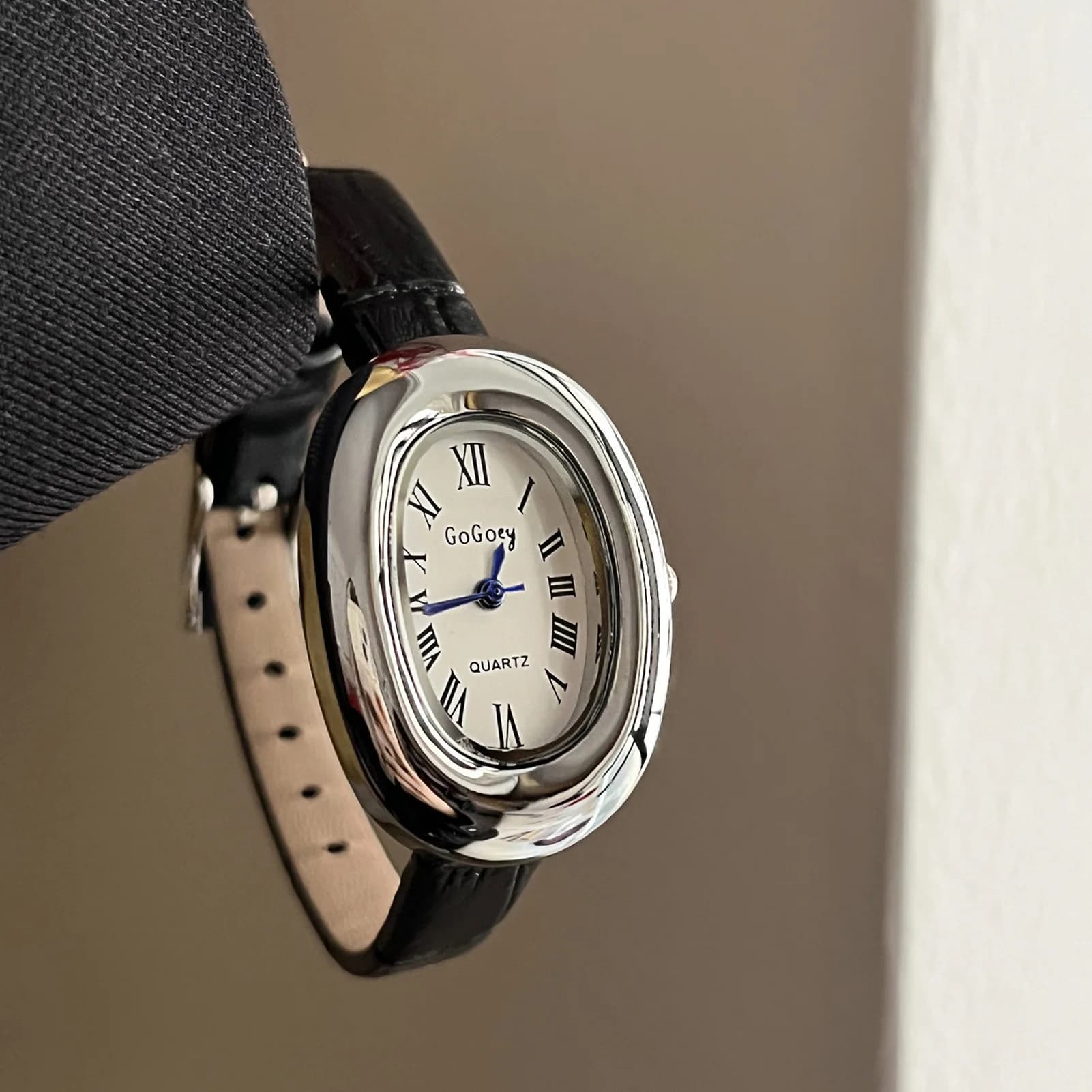 Orologio a forma di uovo con numeri romani per donna, orologio da polso elegante e raffinato con cinturino in pelle
