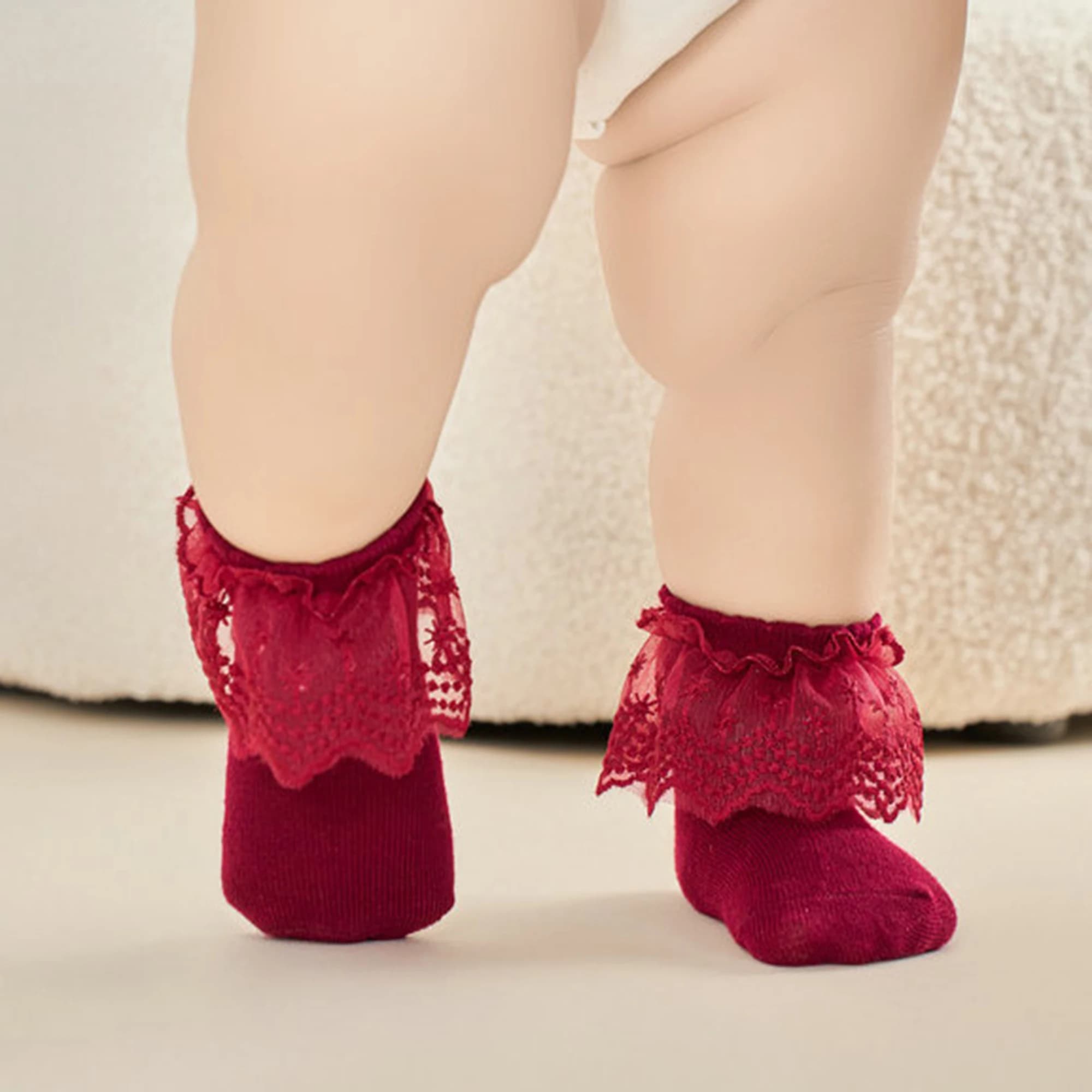 Adorable baby socks with lace finishes with delicate volant and non-slip design: perfect for your little princess feet