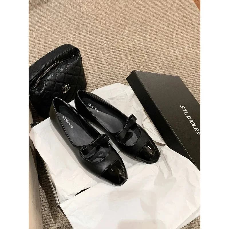 2026 Scarpe da donna Janes con fondo piatto in pelle di pecora con nodo a fiocco Design a testa quadrata Calzature comode con suola in gomma con tacco basso