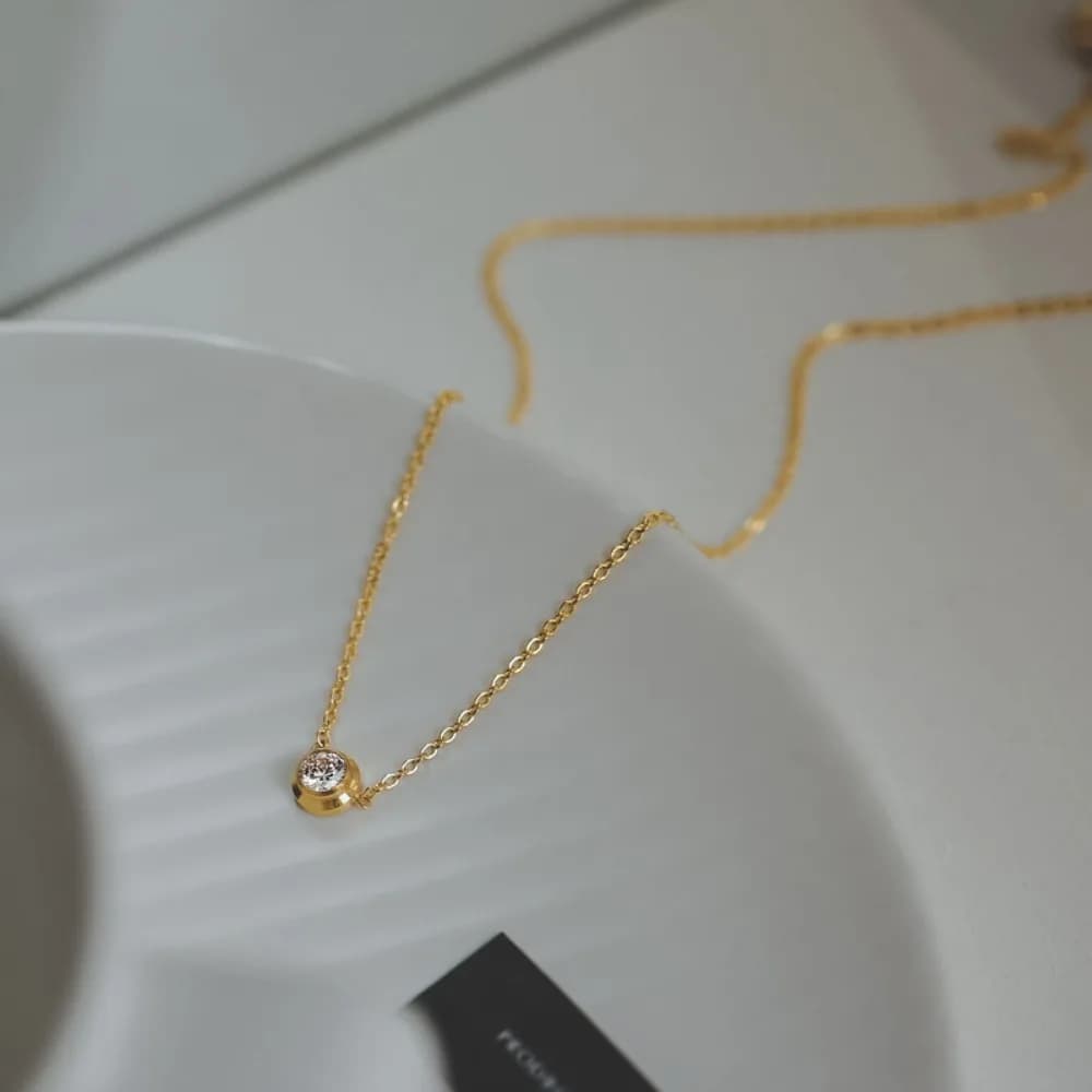 Delicata Collana con Ciondolo in Zirconia Cubica Rotonda, Placcata in Oro, in Acciaio Inossidabile al Titanio, Gioielli da Festa per Donne