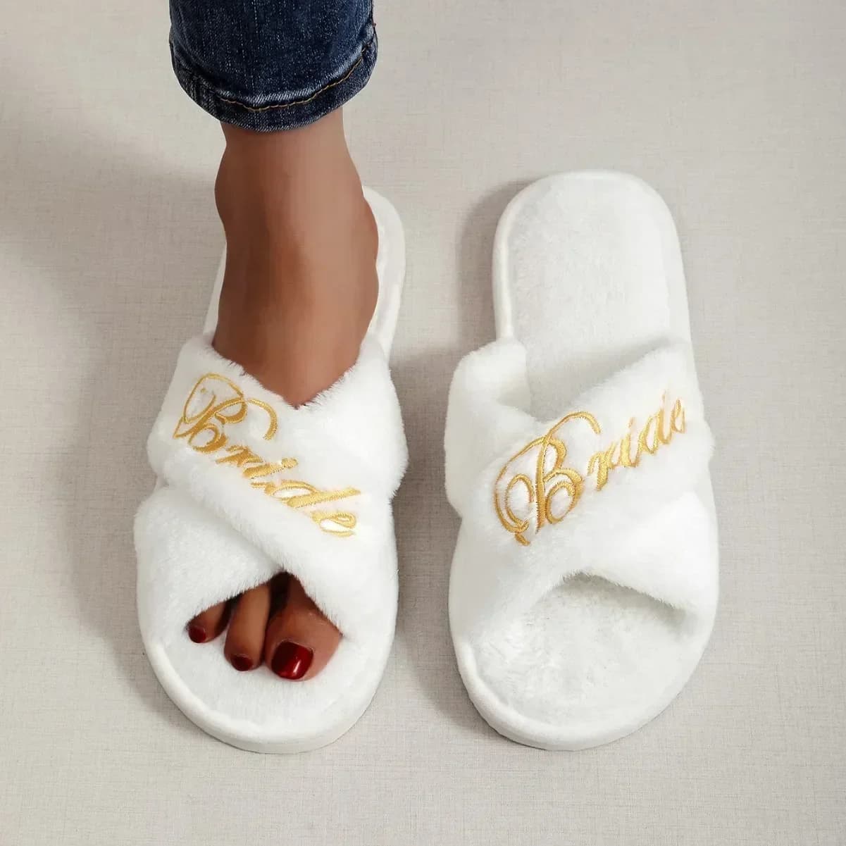 Pantofole di peluche ricamate da sposa Forniture per matrimoni Scarpe da luna di miele da donna Regali romantici creativi per damigelle d'onore Puntelli per foto di matrimonio