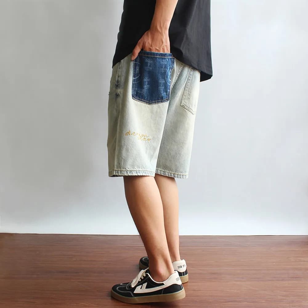 Stampa con ricamo tascabile in colore a contrasto, pantaloni a cinque punti in denim dritto e sciolto da uomo estivi con bordi usurati