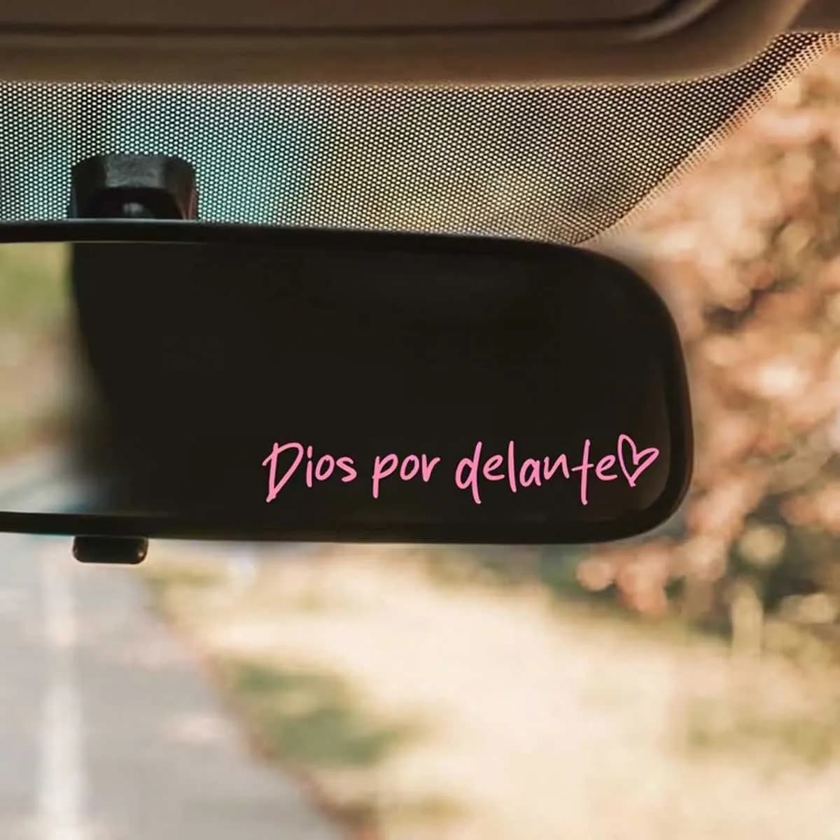 Dio sullo specchietto retrovisore dell'auto, decorato con adesivi a forma di specchietto per il trucco, adesivi ispiratori pieni di energia positiva