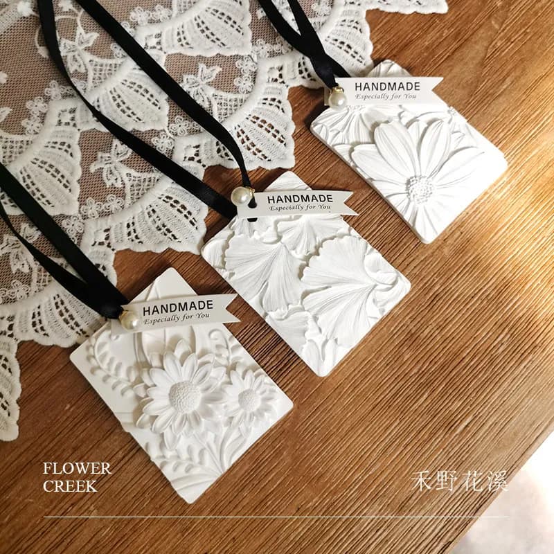 Stampo in silicone per compresse di cera di fiori di margherita 3D con foro Stampo per ciondolo in gesso per aromaterapia fai-da-te Creazione di sapone Decorazione da appendere per auto