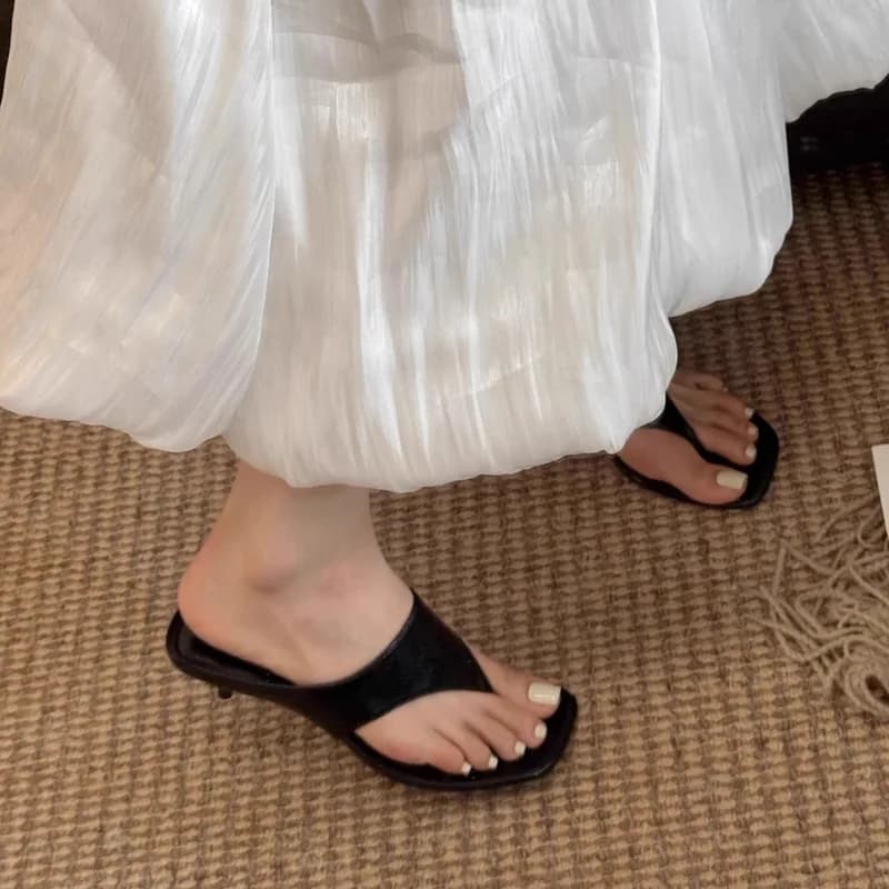 Sandali da donna stile coreano semplici per esterni, estivi 2026, alla moda, versatili, con tacco sottile e punta quadrata, scarpe slip-on con tacco alto