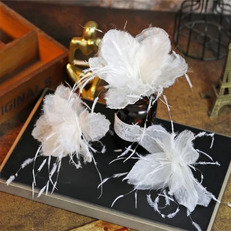 Copricapo da Sposa in Filato Bianco, Fermagli per Capelli con Piume Tridimensionali e Accessori Floreali