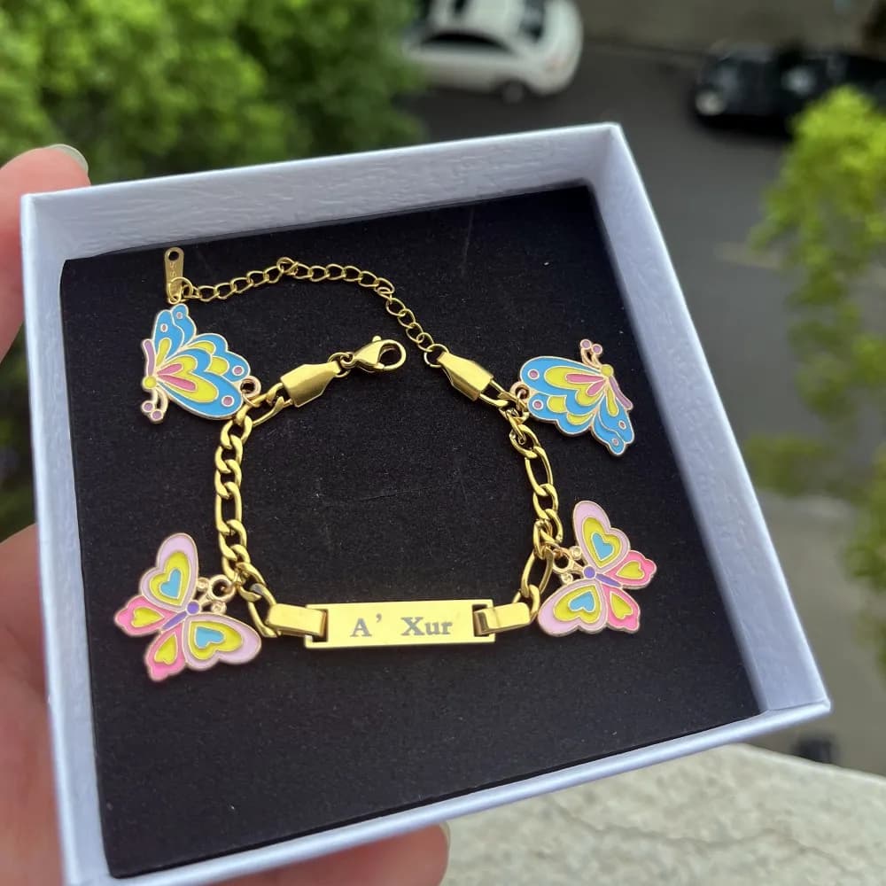 DUOYING Bracciale personalizzato con nome del bambino e ciondolo a forma di farfalla, braccialetti con ciondoli colorati in smalto per regalo di gioielli da ragazza