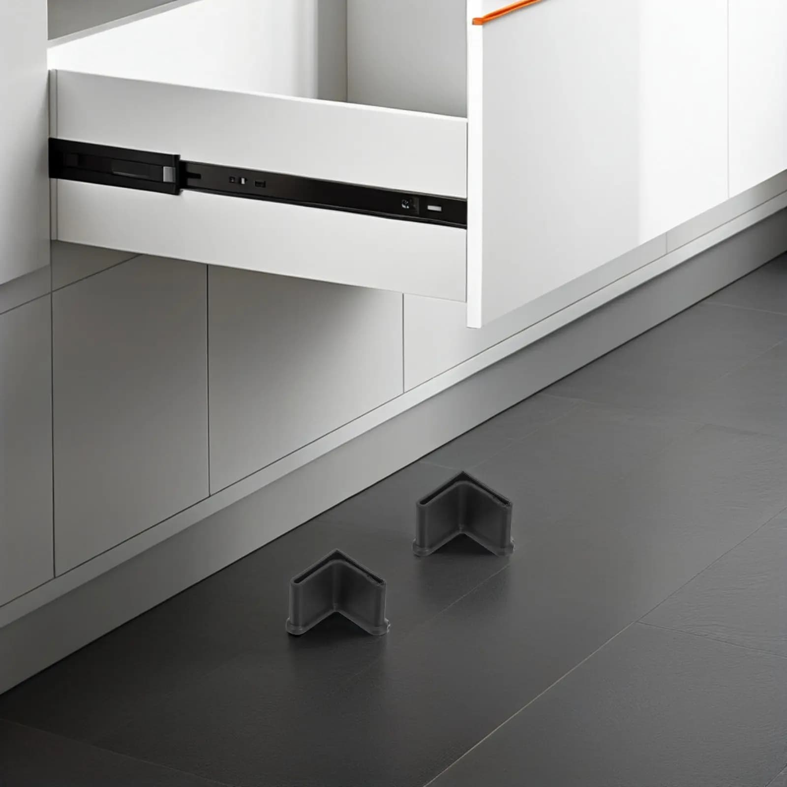 20 Pezzi Protezioni Triangolari in Ferro Antiscivolo per Gambe di Mobili, Coperture Morbide Elastiche Nere a Forma di L per Letti, Sedie e Pavimenti
