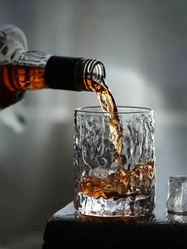 Bicchiere Classico per Whisky Design Giapponese Aderia, Bicchieri per Whisky 'First Snow', Old Fashioned con Base Spessa e Pesante, Boccale per Birra in Cristallo EDO 'Glacier'