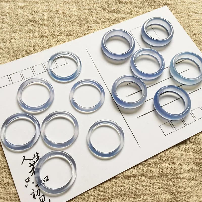Anello in calcedonio blu ghiaccio naturale, modello versatile, semplice e alla moda, di lusso leggero