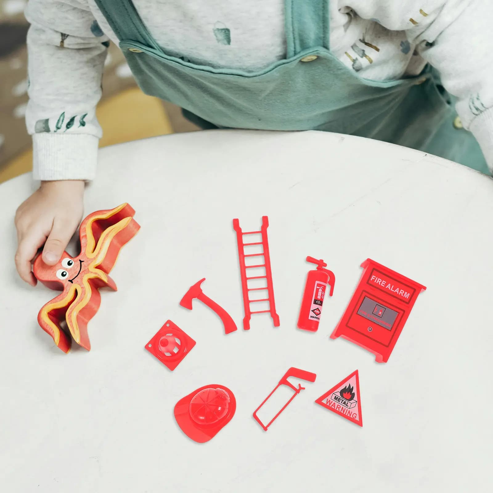 Set di 8 Accessori per Vigili del Fuoco, Mini Estintori Realistici, Scala e Attrezzatura di Soccorso per Bambini, Gioco di Ruolo Interattivo