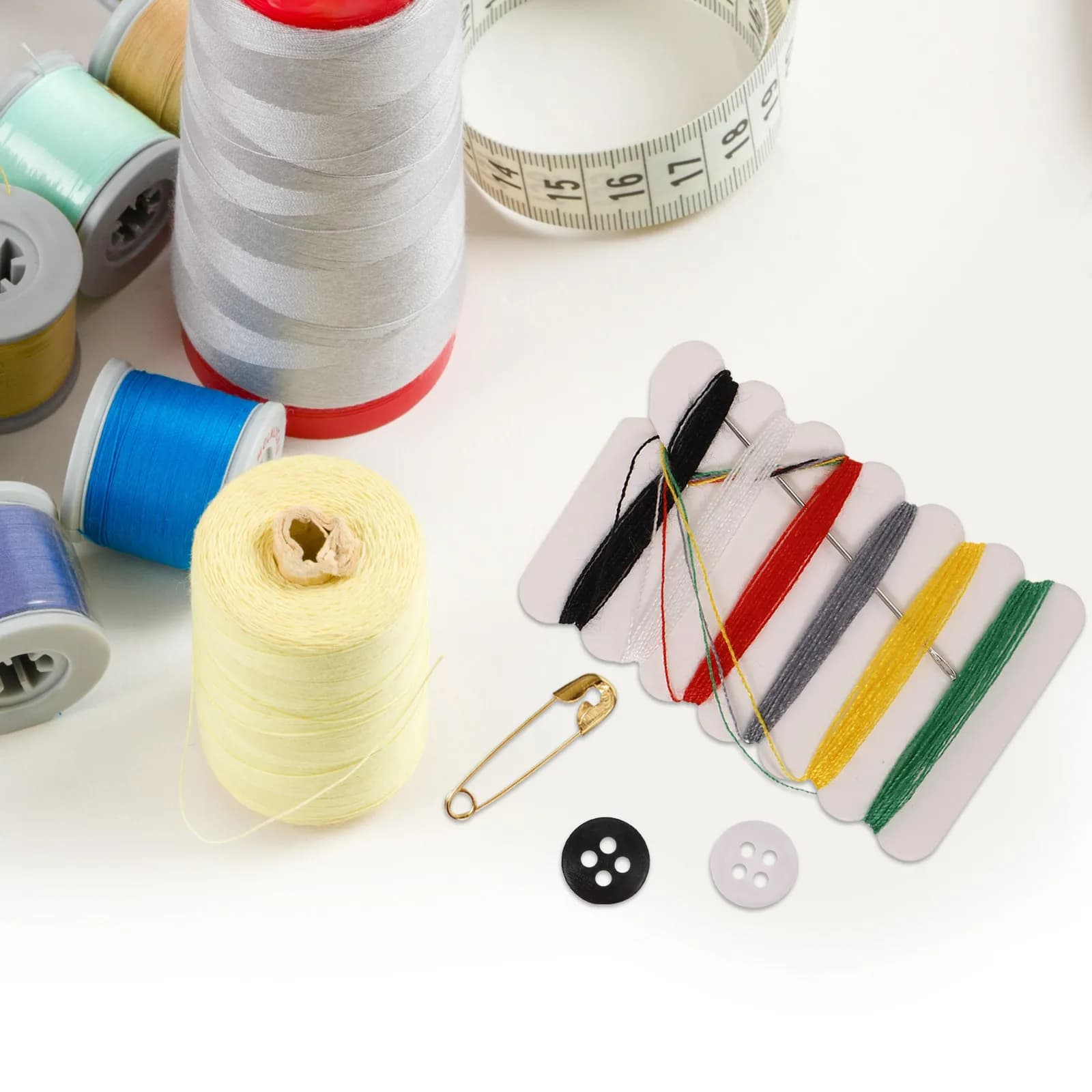 Kit da Cucito Portatile 100 Pezzi, Set Mini con Filo, Ago, Bottoni e Spilli per Cucito Domestico, Quilting, Sartoria, Cucitura Tappeti, per Principianti