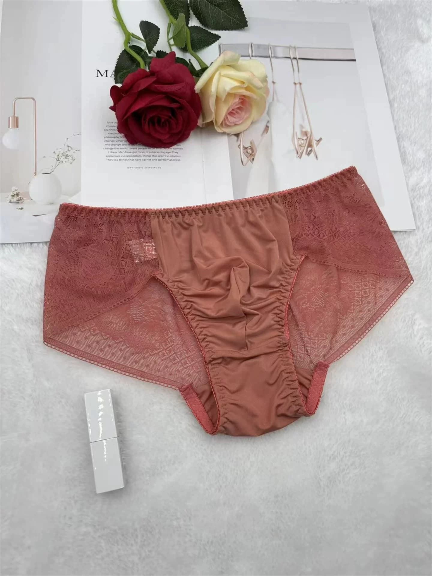 Slip da uomo con design in pizzo, effetto seta