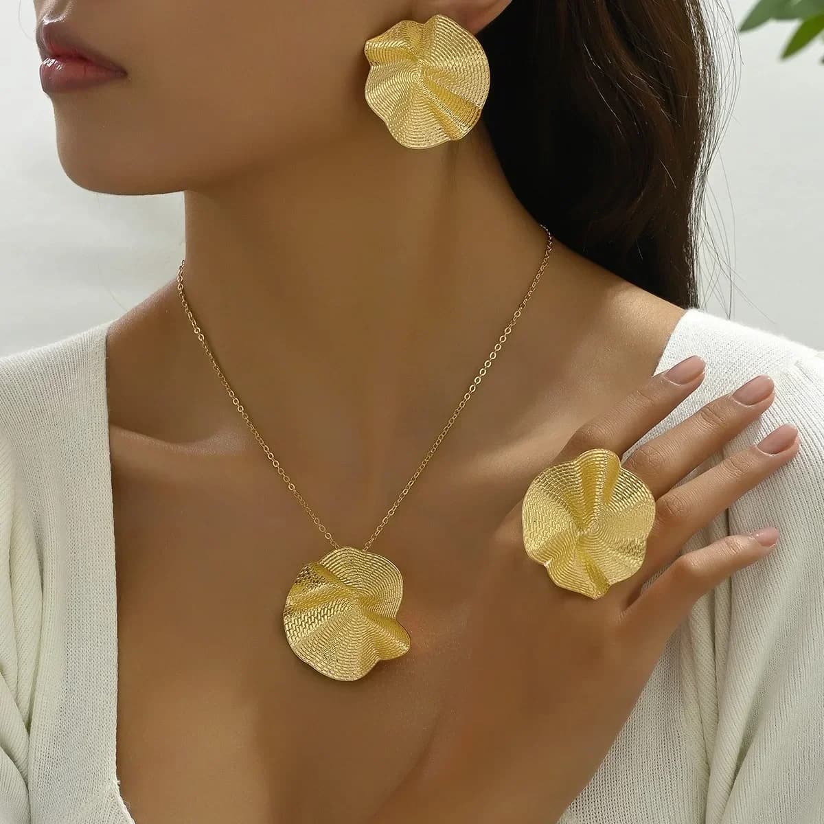 Design di nicchia europeo e americano, stile rustico, collana a foglia di loto plissettata, anello, orecchini, gioielli versatili Chen