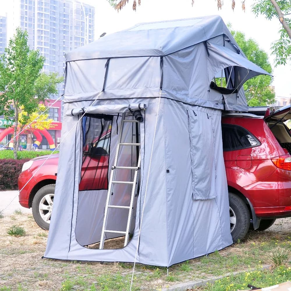 Viaggiatore della tenda sul tetto del rimorchio di campeggio della tenda da campeggio dei ricambi auto