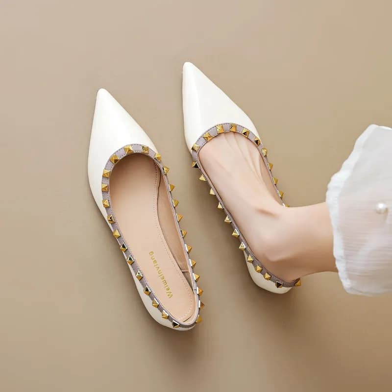 Low Women's Shoes XIHAHA with Faceted Toe, Rivetti and Low Mouth, Elegant and Comfortable Leather Painted, Ideal for Autumn and Free Time