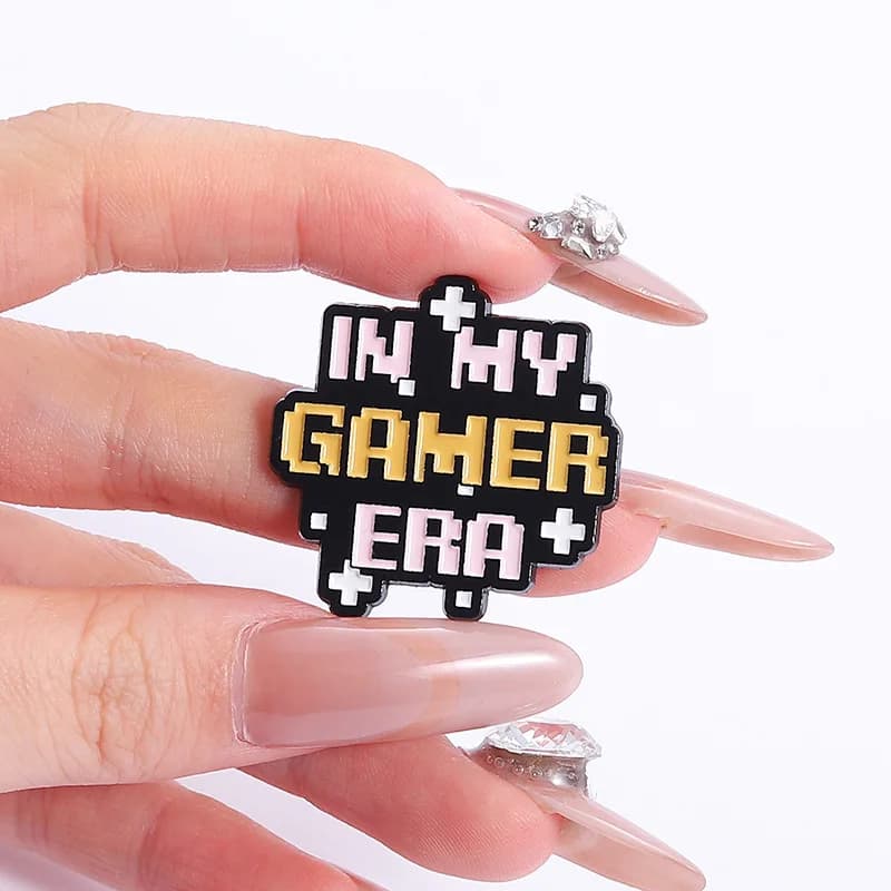 In My Gamer Era Pixel Tastiera Spille smaltate Divertenti giochi di puzzle Spille Cartoon Gamer Ragazze Distintivo da bavero Zaino Accessori Gioielli