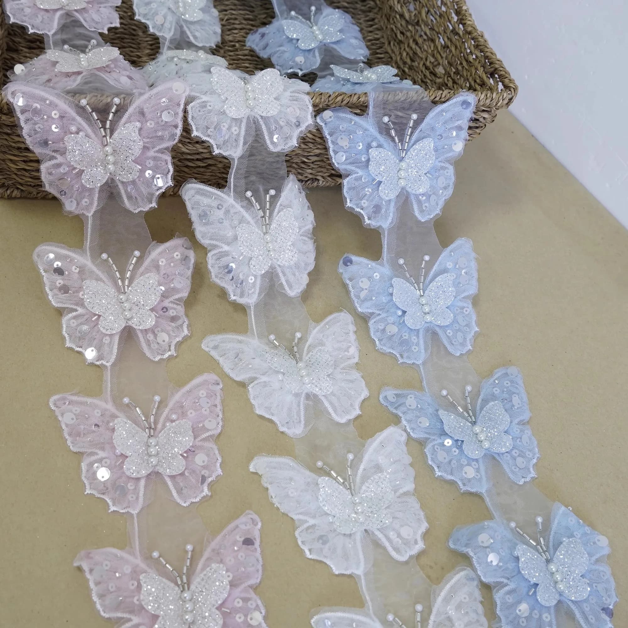Materiale per abito da sposa bianco Decorazione di perle Toppa di stoffa ricamata pieghettata a doppio strato con perline inchiodate a mano e farfalla con paillettes