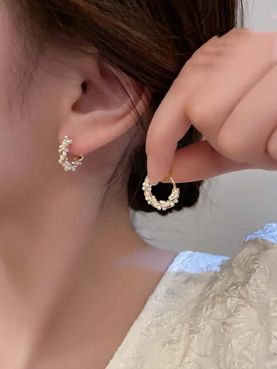 1 Pair of Luxurious Copper Alloy and Synthetic Pearl Hoop Earrings for Women