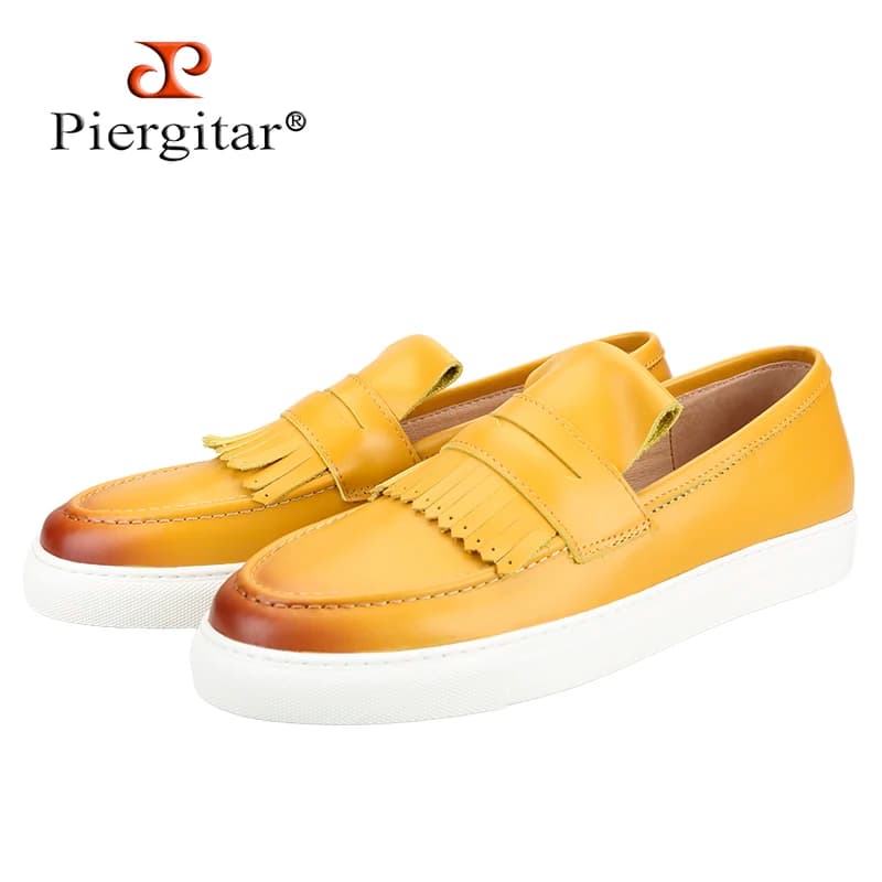 Piergitar Scarpe da ginnastica slip-on gialle in pelle di vitello spazzolata a mano con frange Soletta in pelle traspirante Scarpe casual da uomo con fondo bianco