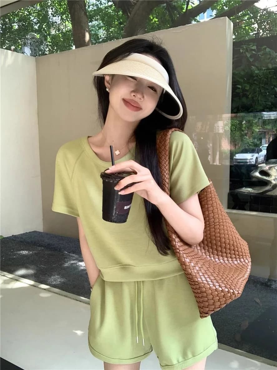 Completo Sportivo Estivo da Donna: T-Shirt Semplice a Maniche Corte con Collo Rotondo e Pantaloncini a Gamba Larga con Coulisse