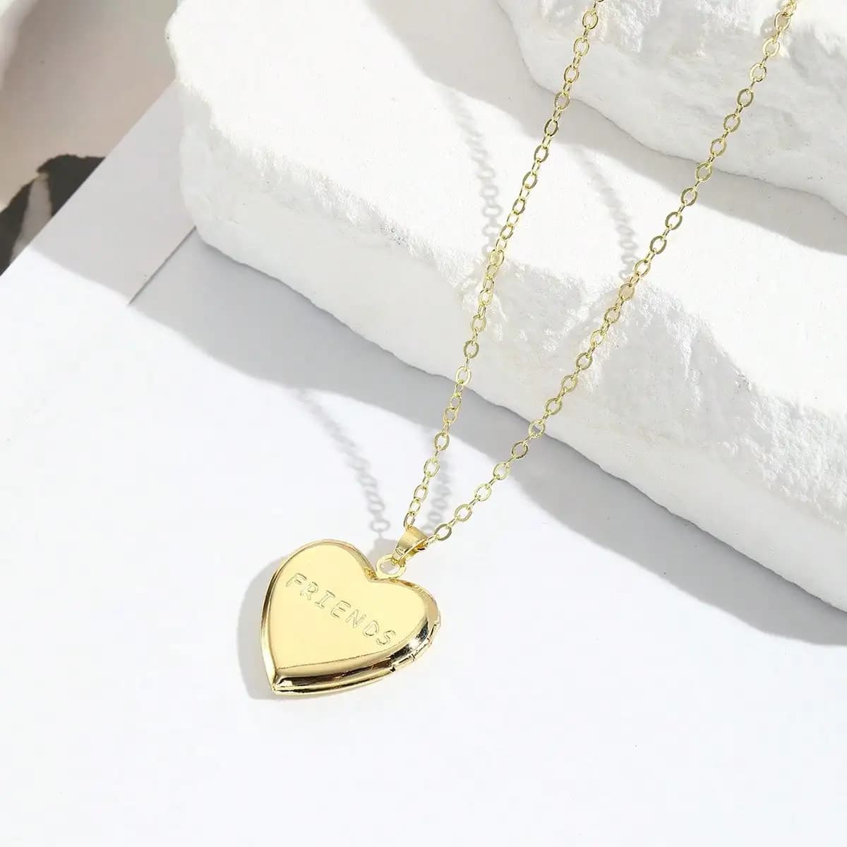 Collana con ciondolo a forma di cuore con foto di amici, ideale per feste, riunioni e regali per amici.