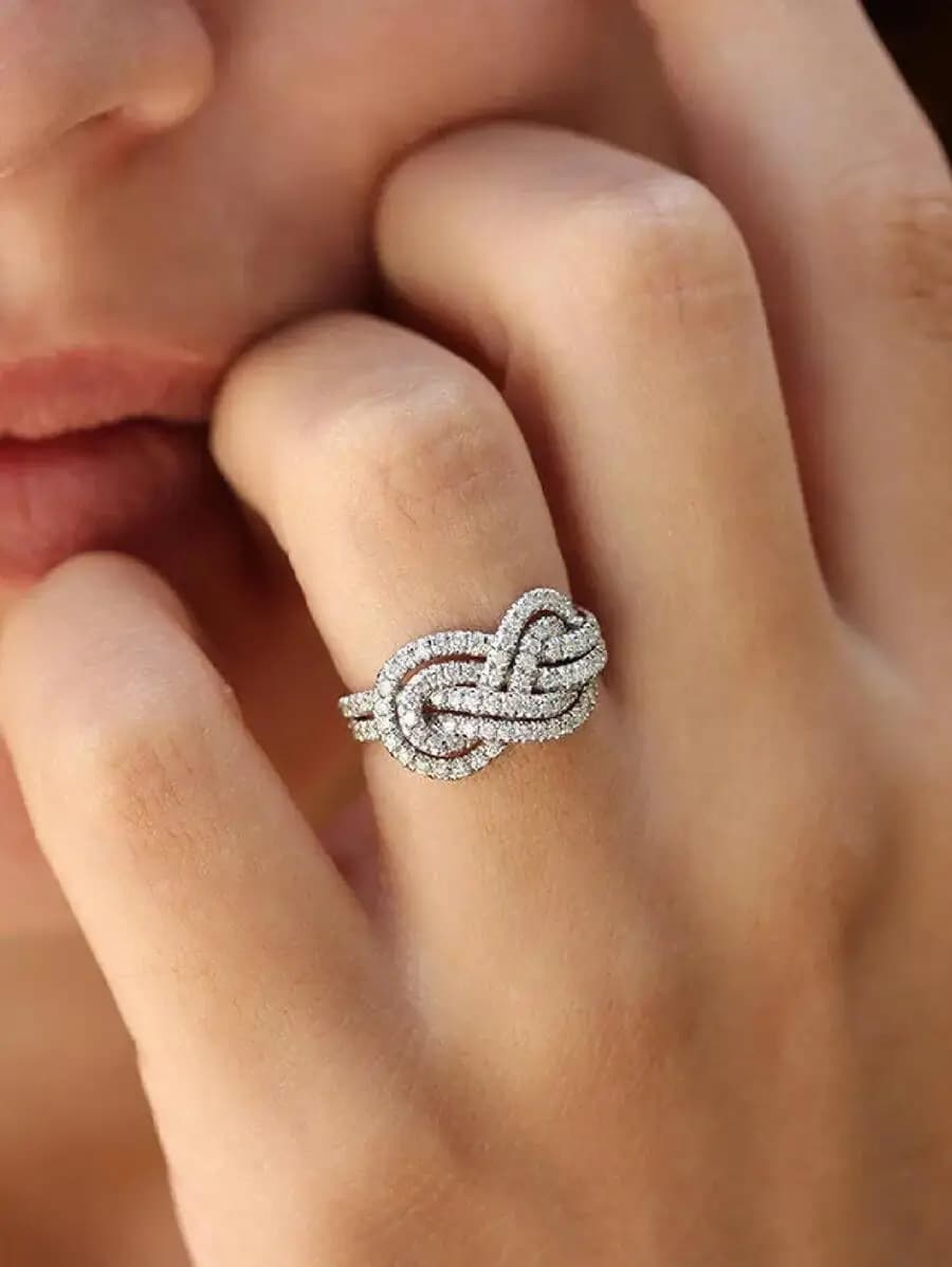 Anello Elegante con Design a Nodo e Zirconia Cubica per Donna