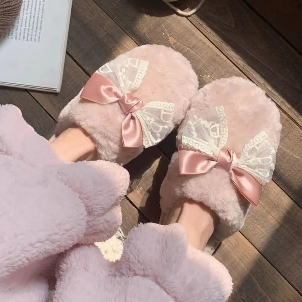 Pantofole da interno calde antiscivolo con suola spessa da donna di vendita calda invernale con pantofole di cotone peloso in velluto con design a fiocco per uso domestico