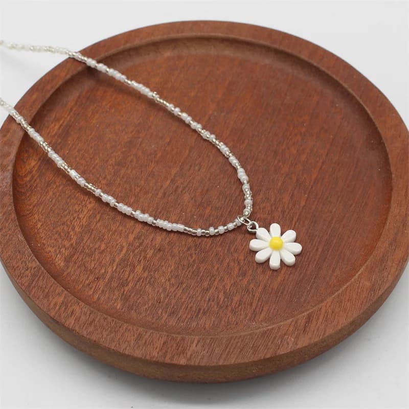 New Trendy Necklace with Marguerite Beads for Women and Girls, Colorful, Boho Style, with Flower Pendant, Crewneck with Beads, Beach Games, Gifts