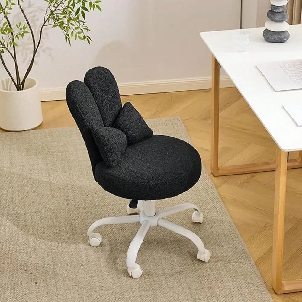 Sedia da scrivania girevole nera con ruote e cuscino a forma di orecchie di coniglio, grazioso sgabello girevole piccolo e comodo senza braccioli regolabile per camera da letto