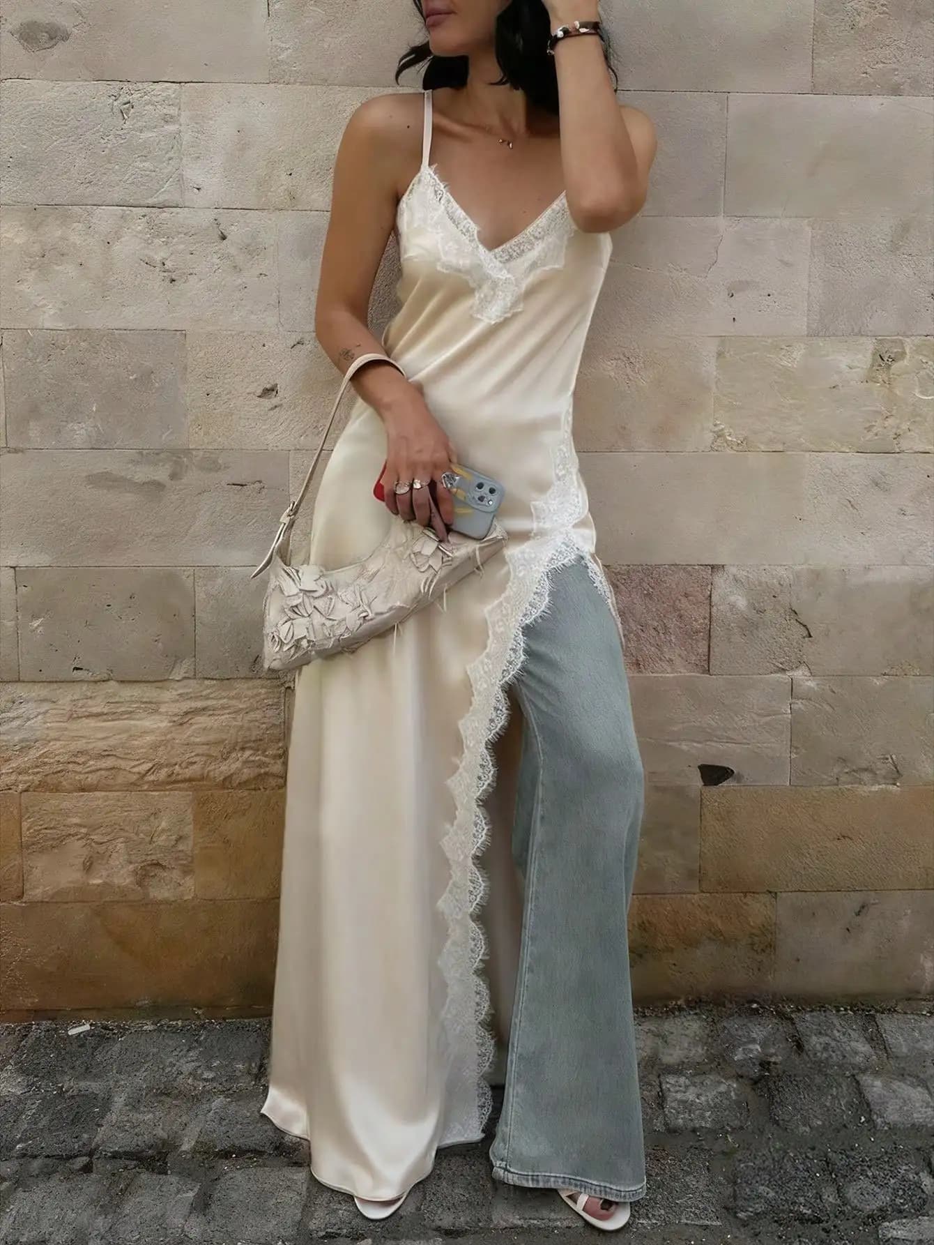 Abito slip in raso avorio con applicazioni in pizzo, spacco laterale asimmetrico, spalline sottili, schiena scoperta per le vacanze estive e le serate fuori casa