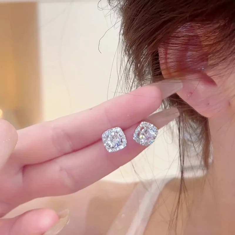Nuovi orecchini classici semplici con zirconi quadrati per le donne Orecchini con strass lussuosi e lucenti Regalo quotidiano di gioielli per un amico