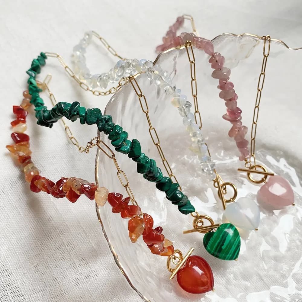 Collana girocollo in pietra naturale in acciaio inossidabile con ciondolo a cuore con trucioli irregolari collana di cristallo di agata rossa con opale di quarzo rosa ghiaia
