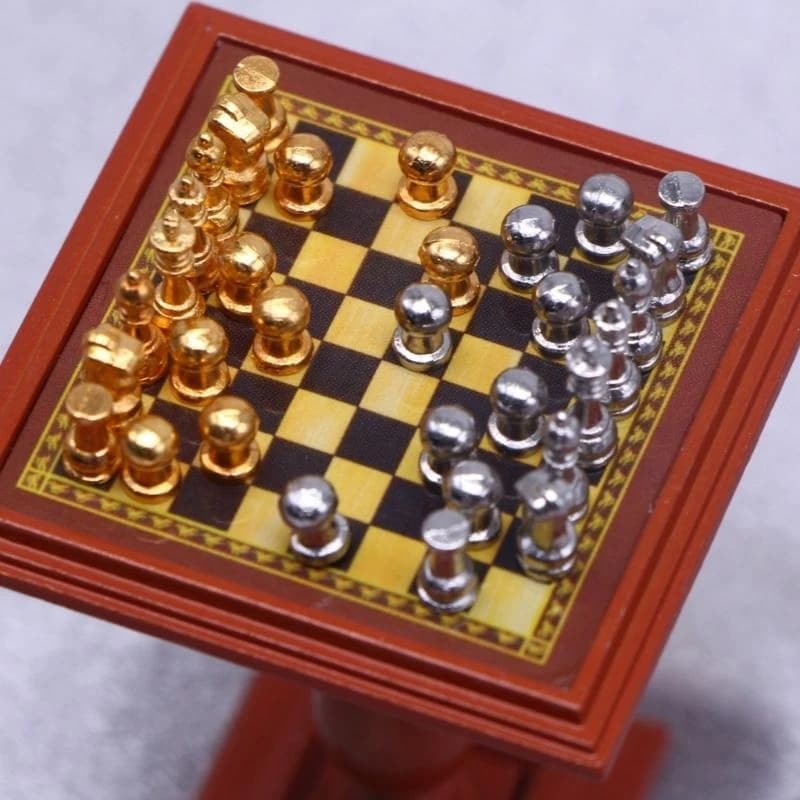 Set scacchi in miniatura per accessori per case delle bambole e display da tavolo con tavola in metallo e pezzi 15UB