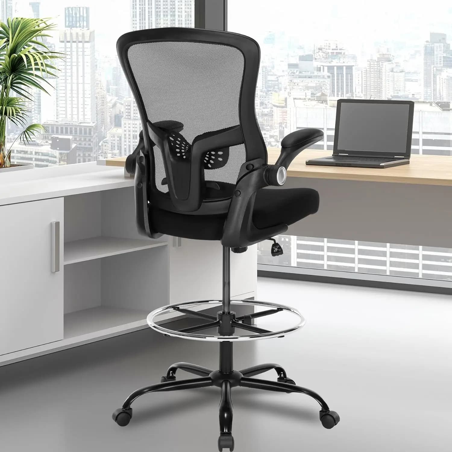 Sedia da Disegno Ergonomica – Sedia da Ufficio Alta per Scrivania Regolabile in Altezza, con Schienale in Rete, Poggiapiedi, Braccioli Ribaltabili, Nera