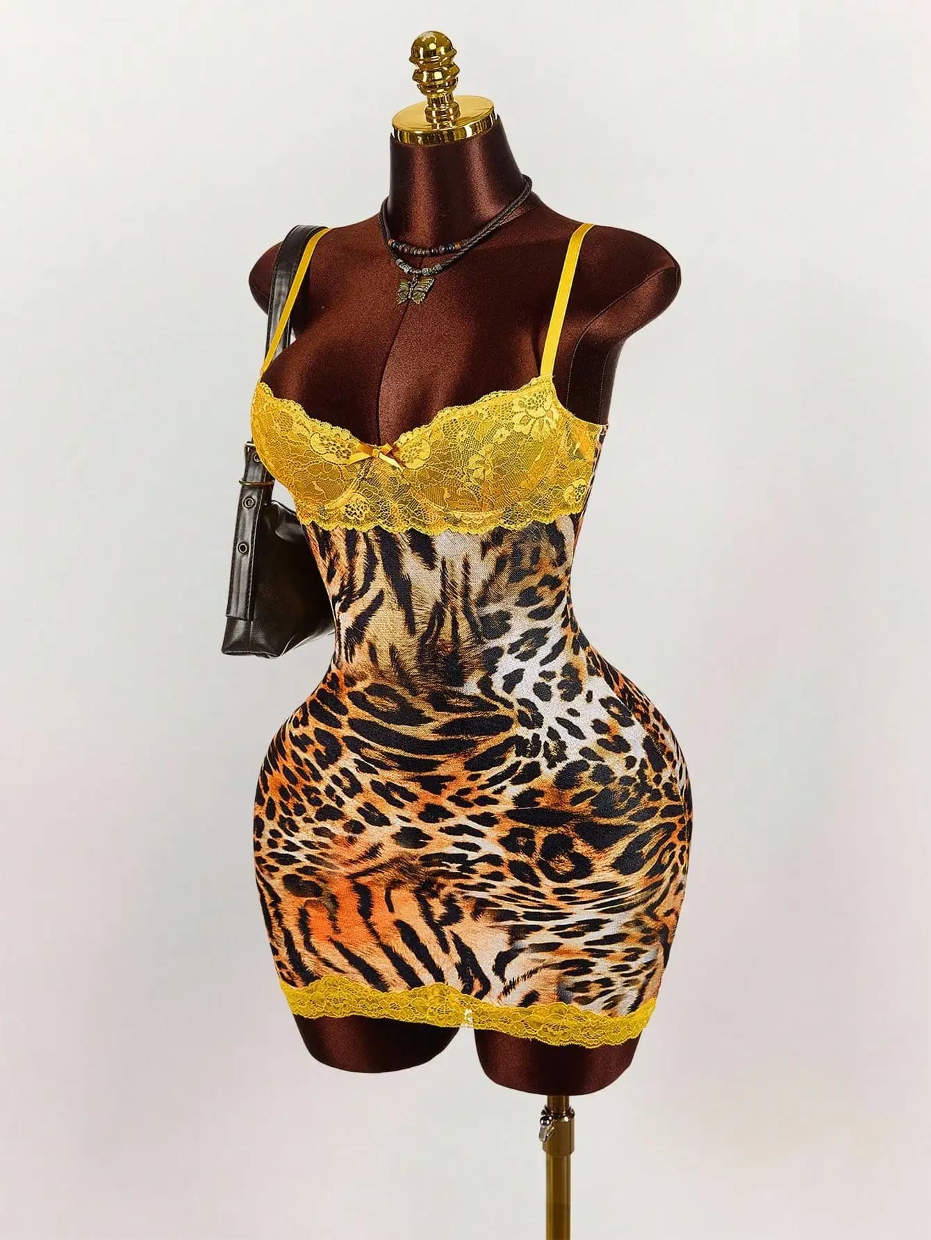 Mini Abito Aderente con Stampa Leopardata e Bordo in Pizzo Giallo per Serate di Festa