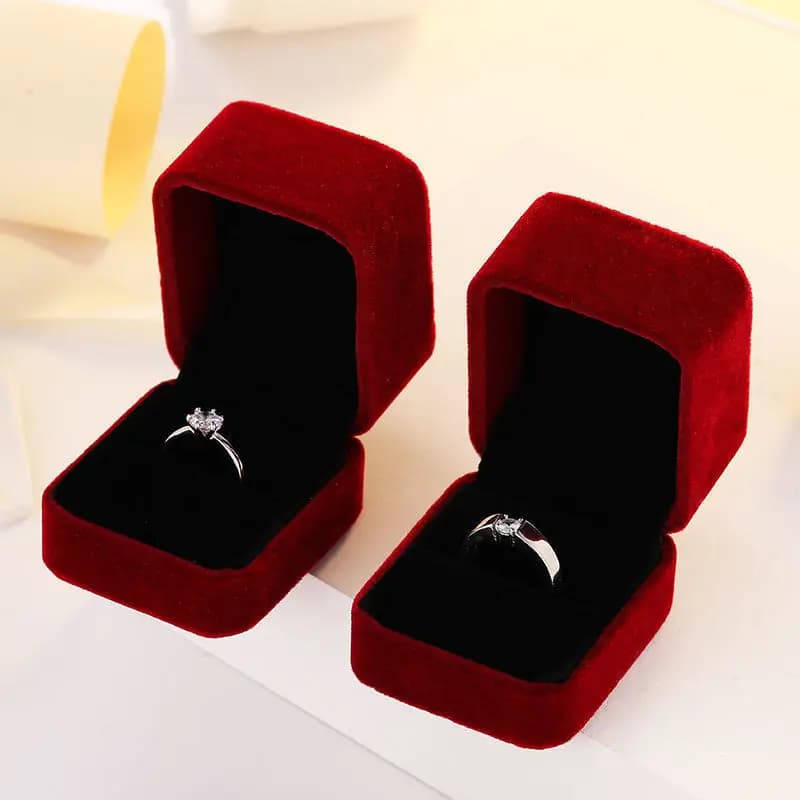 Organizzatore della scatola dell'anello dell'orecchino di velluto di fidanzamento rosso quadrato per l'imballaggio dei gioielli della vetrina dell'anello di nozze del regalo di San Valentino Commercio all'ingrosso